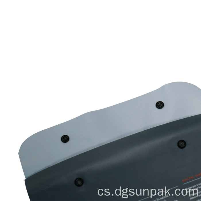 Módní taštička se zapínáním na háček na oděv